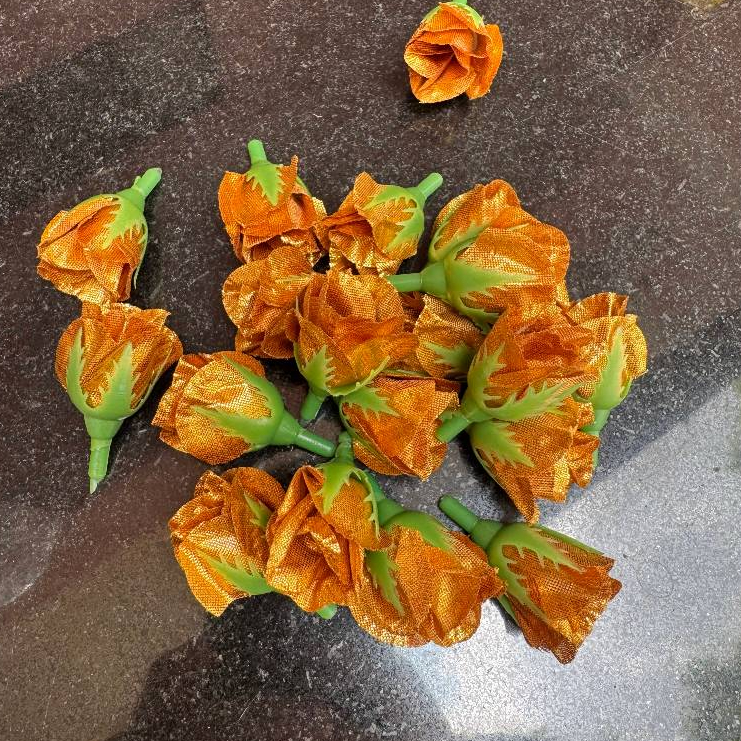 🌹หัวกุหลาบจิ๋วทอง หัวกุวาจิ๋วทอง กุวาทอง (Golden Mini Artificial Rose Head)🌹 ขนาด 2.5 ซม มีรูร้อยเข็ม เริ่ม 45 บาท