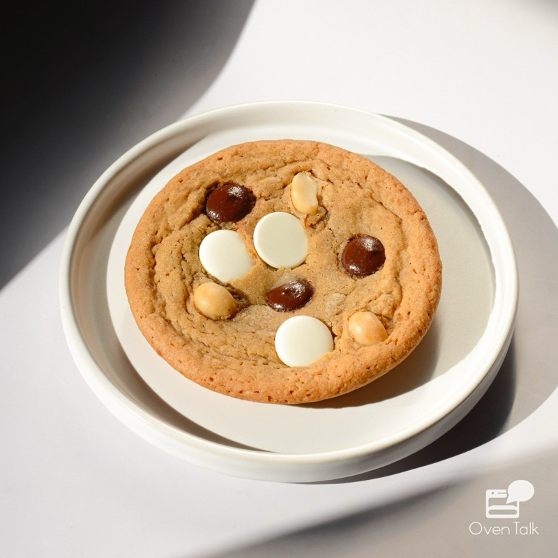 Soft Cookie รส Triple Chocolate Macadamia ชิ้นใหญ่เท่าฝ่ามือ | Oven Talk