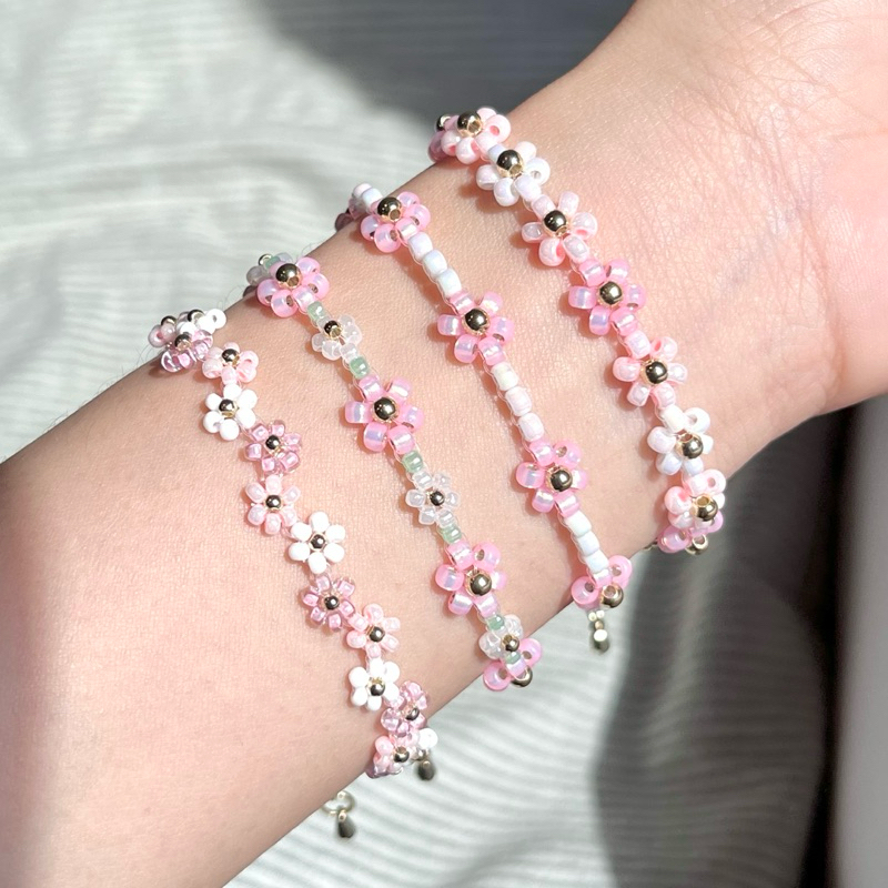 สร้อยข้อมือดอกไม้ ลูกปัดญี่ปุ่น สีชมพูน่ารัก🩷