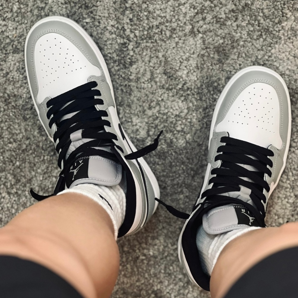 ไนกี้ รองเท้าวิ่ง Nike รองเท้า Air Jordon 1 Low Light “Smoke Grey” รองเท้ากีฬาชายและหญิง รองเท้าผ้าใบ ของแท้ 💯%