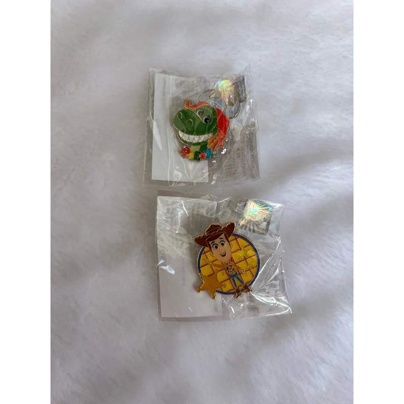 เข็มกลัด toy story ลาย T-rexและนายอำเภอ