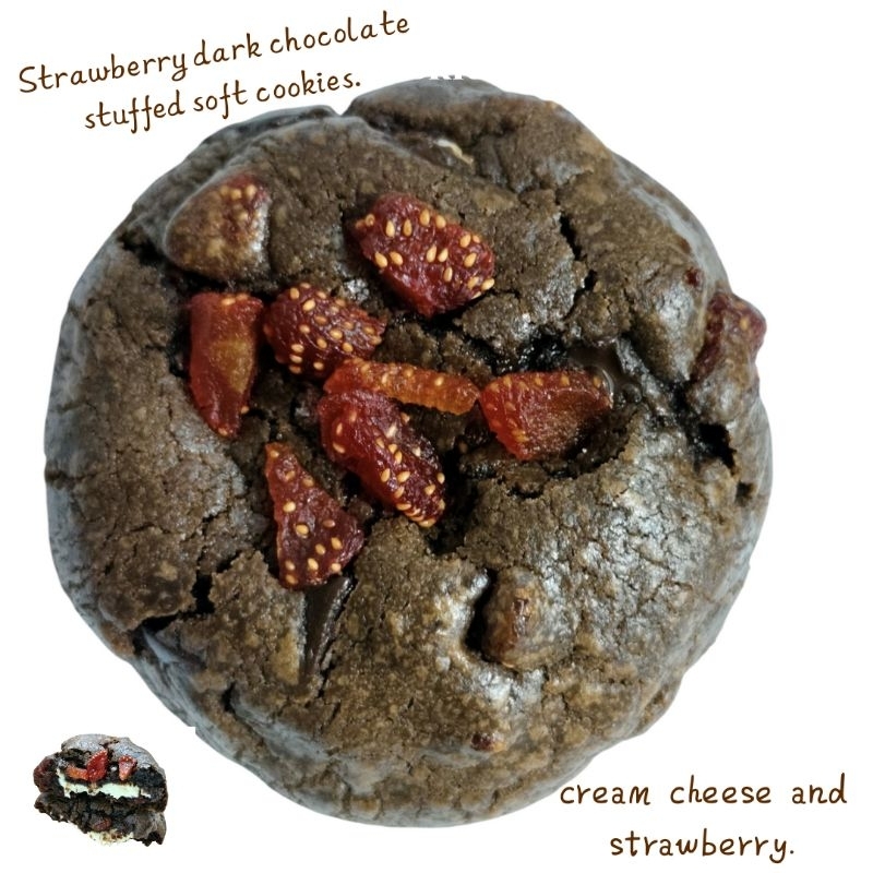 Strawberry dark chocolate stuffed soft cookies. ชิ้นละ 80 กรัม