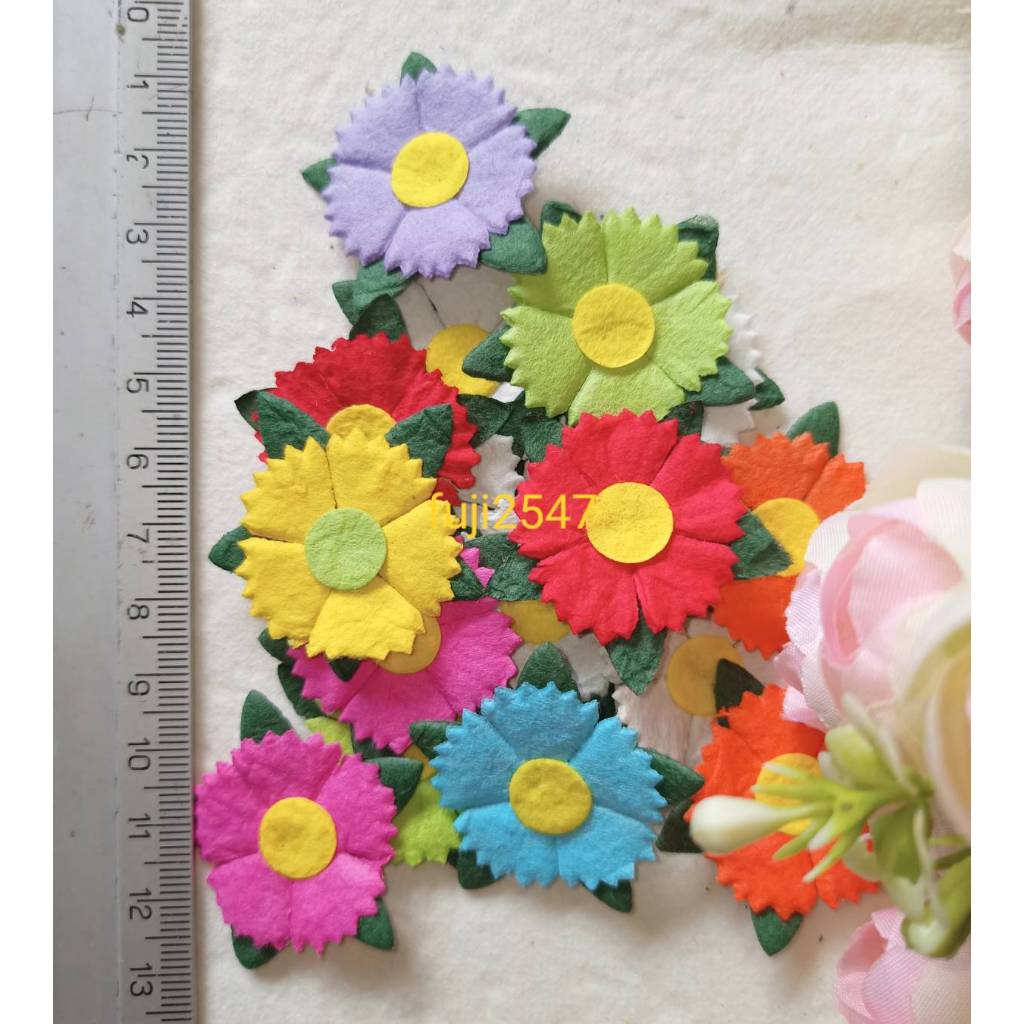 (แพค100ดอก)ดอกไม้กระดาษสา ขนาด 2.8 ซม.รวมใบ3.5ซม.ราคา79บาท/100ดอก ติดของชำร่วยและงานDIYและงานตบแต่งบอร์ด