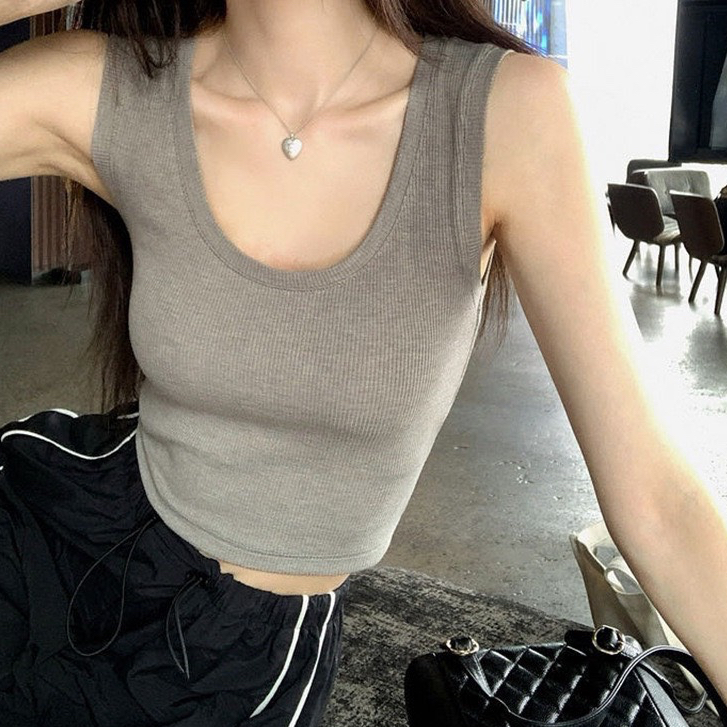 เสื้อกล้ามผ้ายืดสีพื้น ทรงสวย มีบราไหล่กว้างพรางหุ่น
