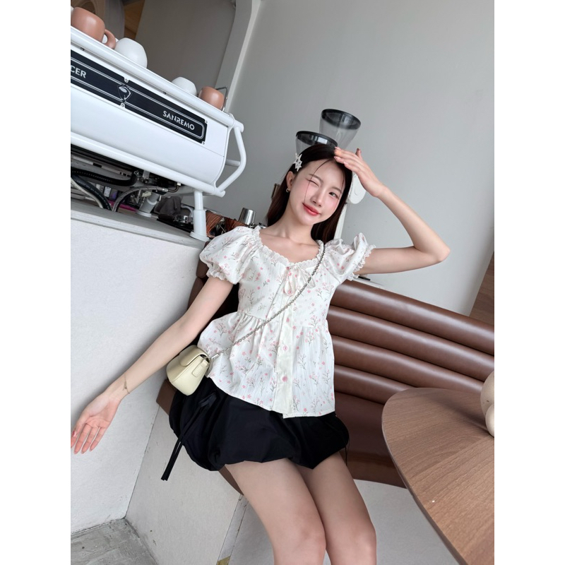 miniminey🌸เสื้อแขนตุ๊กตากระดุมหน้า ลายผ้าแบบคุณหนูละมุนสุด น่ารักมากๆ