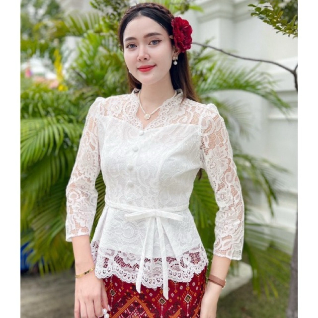 HM - LB เสื้อลูกไม้สีขาวแขนยาว แต่งโบว์ที่เอว สวยน่ารักมากๆ เสื้อลูกไม้สีขาวใส่ไปทำบุญ งานแต่งงานบวชกันต่างๆ