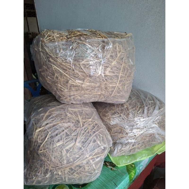 ฟางอัดก้อน ฟางข้าวแห้งอัดก้อน ฟางแห้ง 1-4 กก.