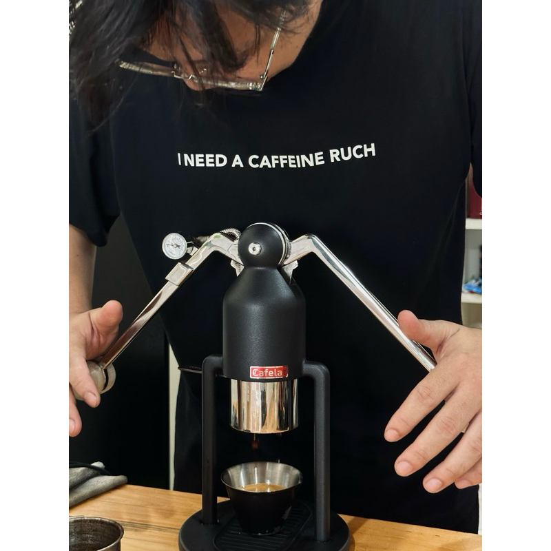 I NEED A CAFFEINE RUCH☕️🍵🧋เสื้อยืดผ้าคอตตอน