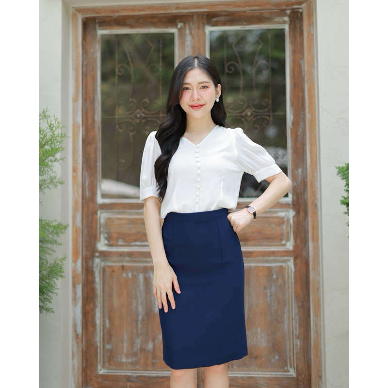 "Moji Blouse" New 2025 รุ่นใหม่ คอวีแต่งกระดุม-แขนตุ๊กตา ใส่สบายผ้านิ่มๆ สำหรับใส่ทำงาน ทรงพอดีตัว