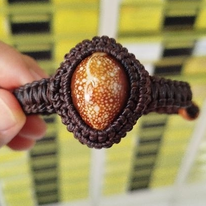 สร้อยข้อมือเบี้ยแก้ ถักเชือกเทียนทั้งเส้น ขนาด15-16 ซม (แบบอุดมวลสาร)