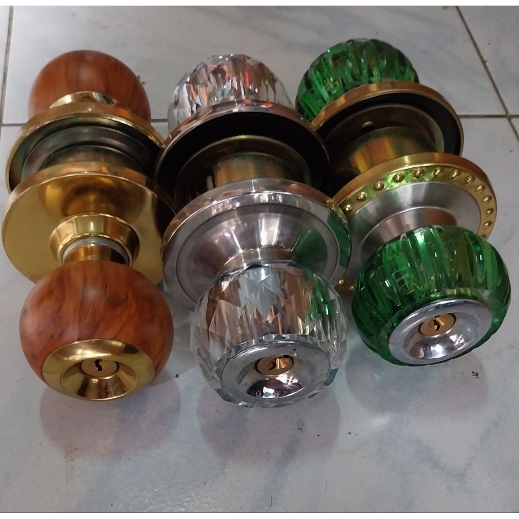 ลูกบิดประตูสแตนเลส หัวเพชร หัวลายไม้  ใช้กับประตูห้องนอน หรือห้องทั่วไป มีกุญแจให้ 3 ดอก และอุปกรณ์ครบ