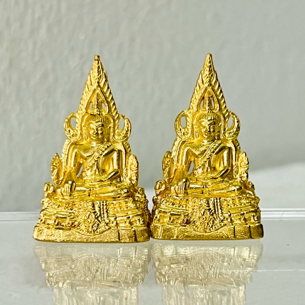 พระพุทธชินราช ทำจากทองเหลือง ชุปสีทอง มีขนาด ฐาน 2 สูง 3.5 เซนติเมตร