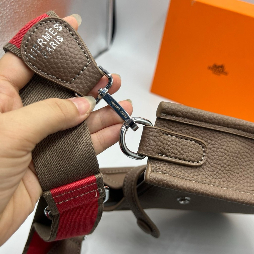 กระเป๋าสะพายข้าง ราคาโปรพิเศษแบบสายสปอร์ตสะพายได้ทั้งผู้หญิงผู้ชาย ขนาด 8 นิ้วสายยาวปรับได้งานสวยพร้อมกล่อง - รูปที่ 3