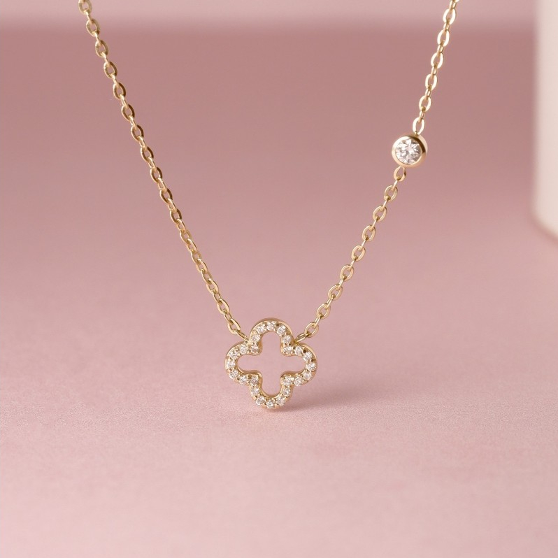 Grace Fine Jewelry สร้อยคอทองแท้ Lucky Clover with Minimal Diamond