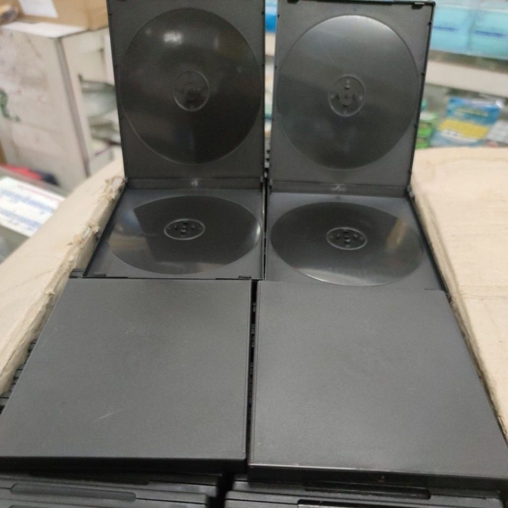 กล่องสีดำทึบใส่ซีดี วีซีดี สีดำทึบบรรจุได้สองแผ่น ตกไม่แตกมีความคงทนต่อการตกกระแทกเป็นอย่างมากรีบซื้อด่วนมีจำนวนจำกัด