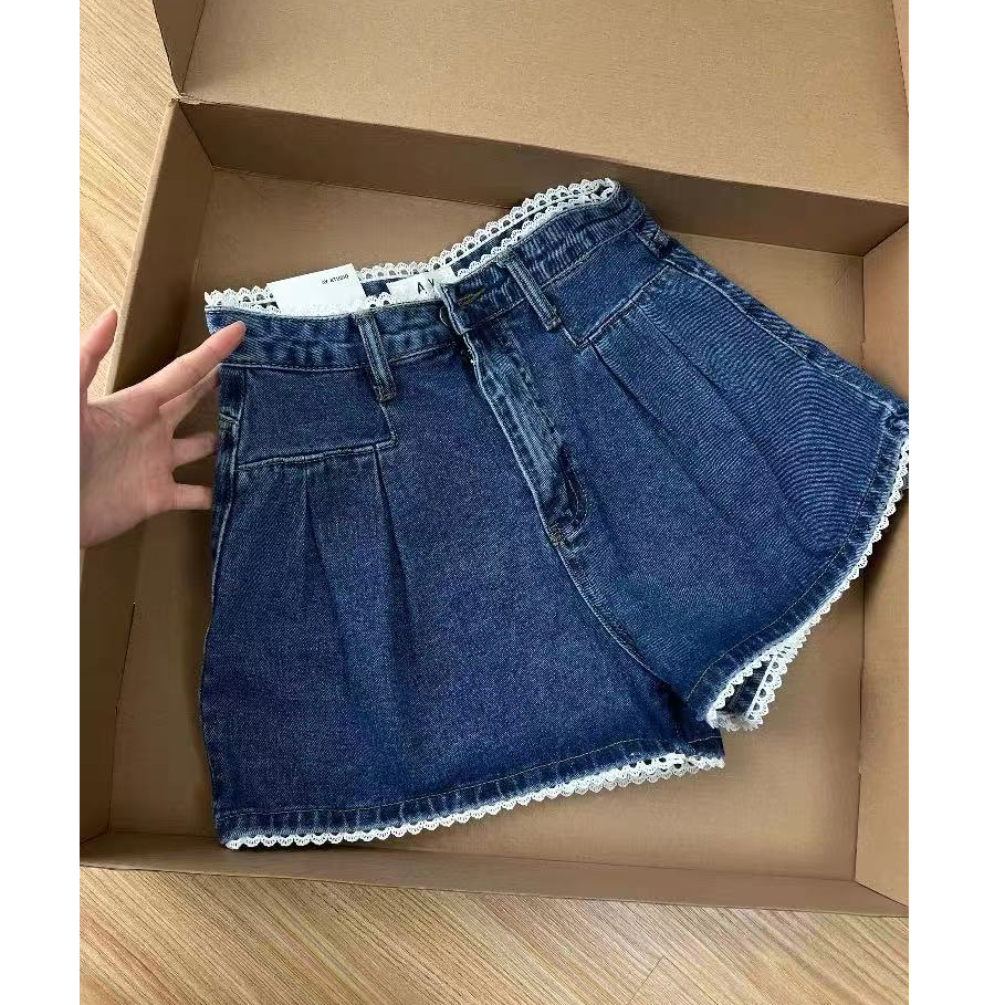 GHAOHES กางเกงยีนส์สั้นสีน้ำเงินเข้ม ทรงA-lineเอวสูง แต่งลูกไม้ กางเกงฮอตขากว้าง