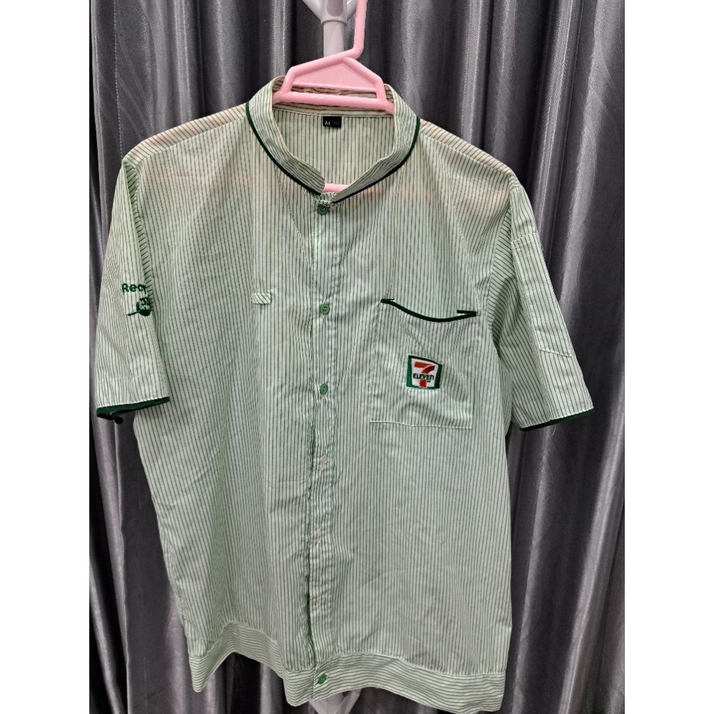 OK 139 เสื้อพนักงานเซเว่น M อก 42×ย25 นื้ว มือสอง(คอเหลือง+ผ้าเหลืองบริเวณบ่าหน้าอก)