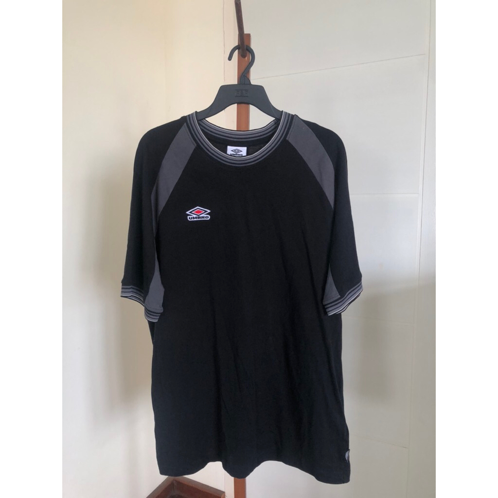 เสื้อคอกลมแขนสั้น UMBRO 💯