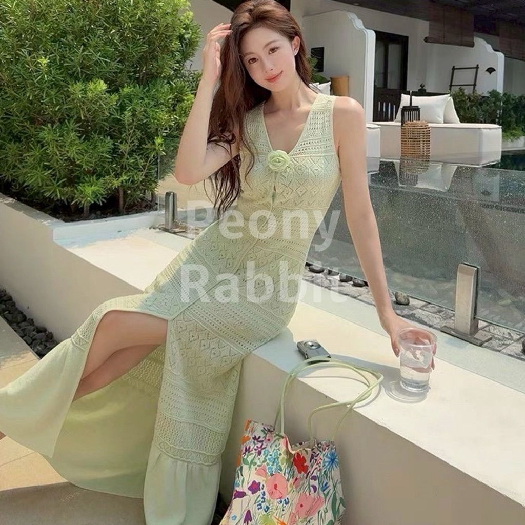 พร้อมส่ง เดรสผ้านิตทอลาย ดีไซน์ชายกระโปรงผ่าหน้า มาพร้อมเข็มกลัดดอกไม้ เนื้อผ้าดี ใส่ออกมาทรงสวย ผ้ายืดหยุ่นได้เยอะ
