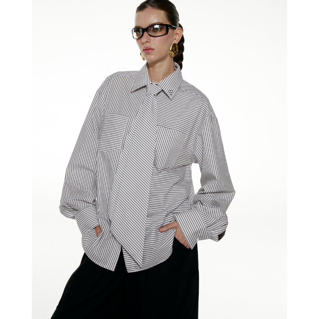 The SRT X15 (TBL266) Stripe Shirt เสื้อเชิ้ตลายทางทรงโอเวอร์ไซส์ มีกระเป๋าหน้าอกทั้ง 2 ข้าง ดีเทลวางผ้าลายทางสลับกัน — صورة 3