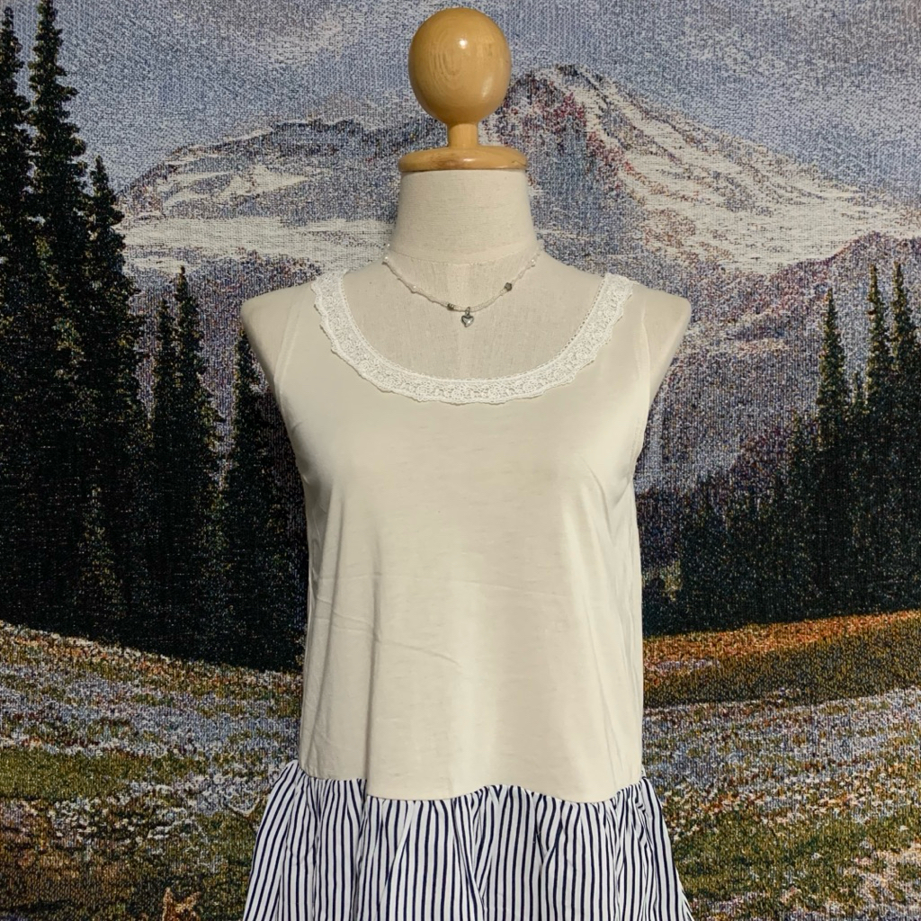 [มือสอง] เสื้อกล้าม สีครีม แต่งลูกไม้ axes femme