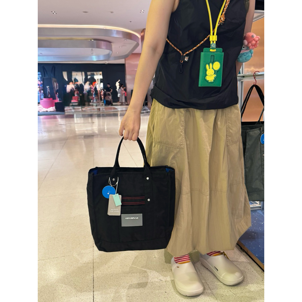 Beyond the vines BTV พร้อมส่ง จากช็อปไทย Crunch Carryall 02 bag กระเป๋า ผ้าร่ม กันละอองน้ำ