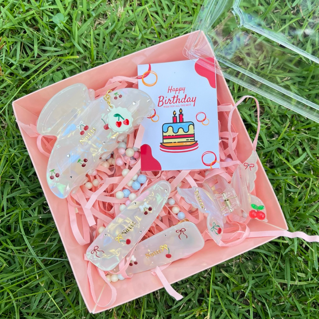 กิ๊บติดชื่อแบบเซ็ท ติดชื่อฟรี พร้อมส่ง สั่งแล้วทักแชทแจ้งชื่อให้ร้านด้วยค่ะ(ตกแต่งฟรีโดยทางร้านจะออกแบบให้เองค่ะ)