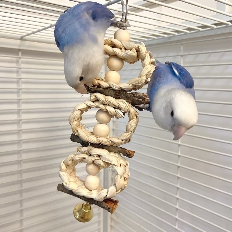 B-60 ของเล่นนกแก้ว วัสดุธรรมชาติ ของเล่นกัดแทะ ลูกบอลไม้+เปลือกข้าวโพด แขวนไว้บนกรงได้ 227ซม