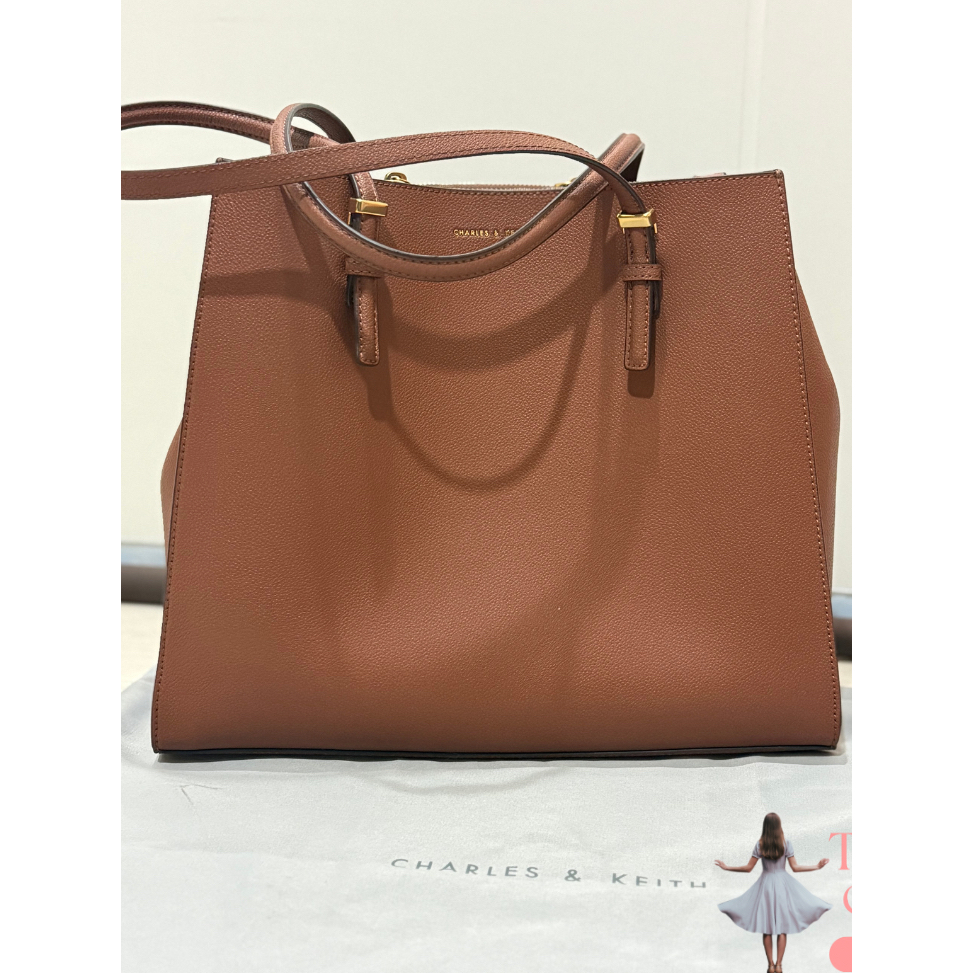 CHALES & KEITH  กระเป๋าโท้ทรุ่น Sansa - สีช็อคโกแลต