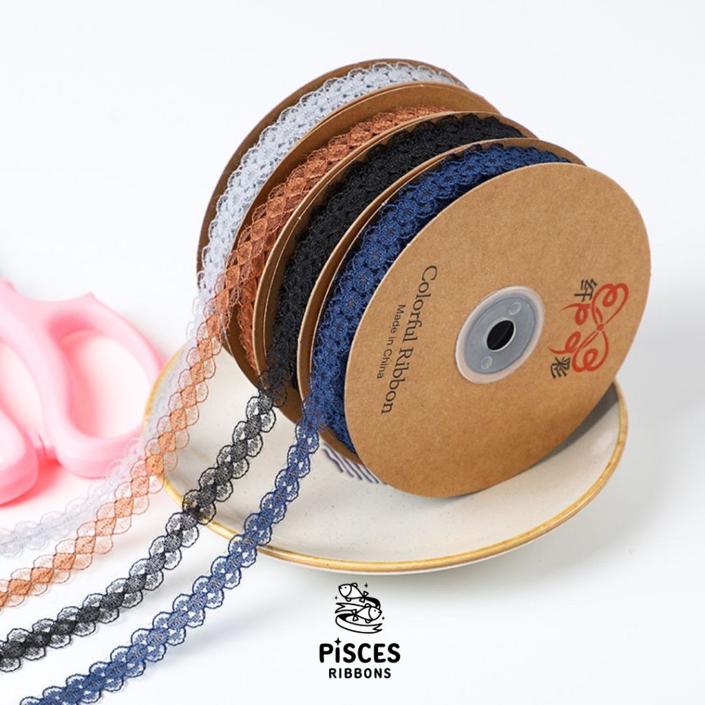 【2 หลา】* ริบบิ้นลูกไม้ขอบโค้ง 1.5cm Lace Edge Ribbon – สำหรับตกแต่งกล่องของขวัญ งานห่อของ งาน DIY [RBY-0083-15mm]