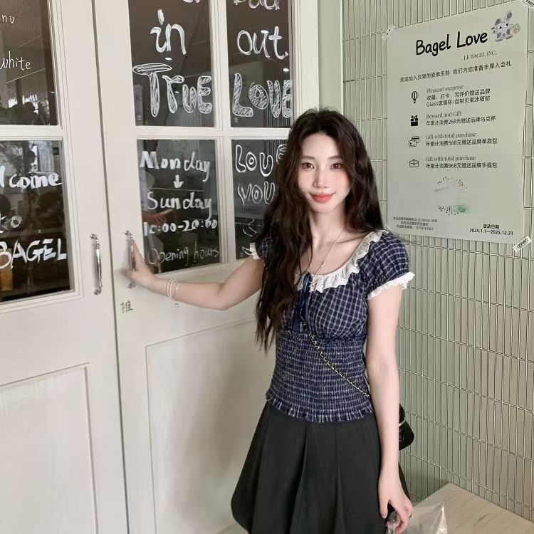 NOVA💗เสื้อสุภาพสตรี ลายสก๊อตสีฟ้า แขนสั้น คอ U ขอบลูกไม้ ประเภทรุ่น Slim Fit หวาน น่ารัก แฟชั่นฤดูร้อน