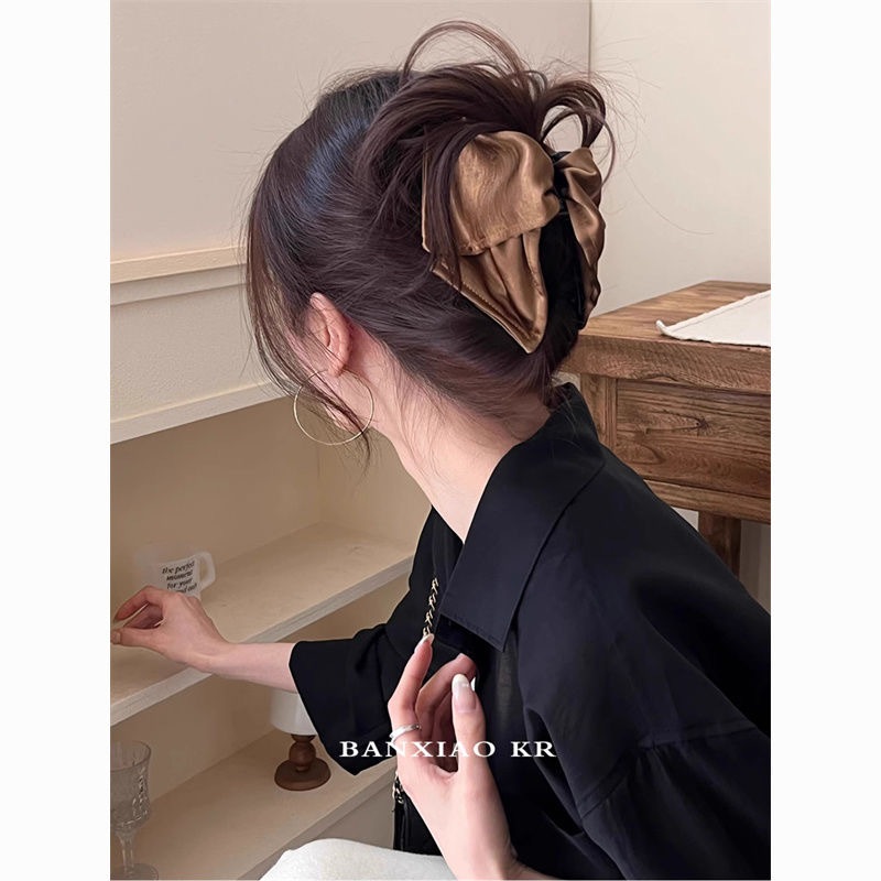 คลิปผ้าเปลือกเรียบง่ายสำหรับผู้หญิง กิ๊บติดผมด้านหลังศีรษะระดับไฮเอนด์ เครื่องประดับผมคลิปรูปฉลามที่หรูหรา - รูปที่ 2