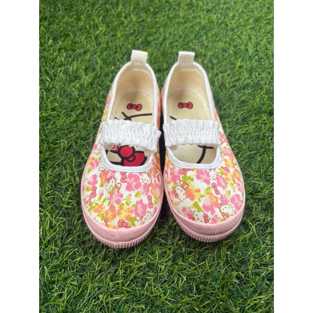 รองเท้าสวมเด็ก ลายคิตตี้ แบรนด์ asahi มือสอง