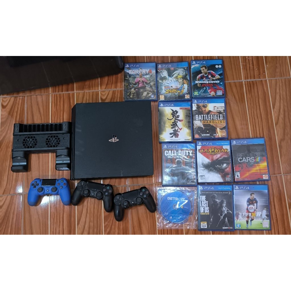 ขายPS4 Proมือสอง พร้อมเกมส์11 แผ่น