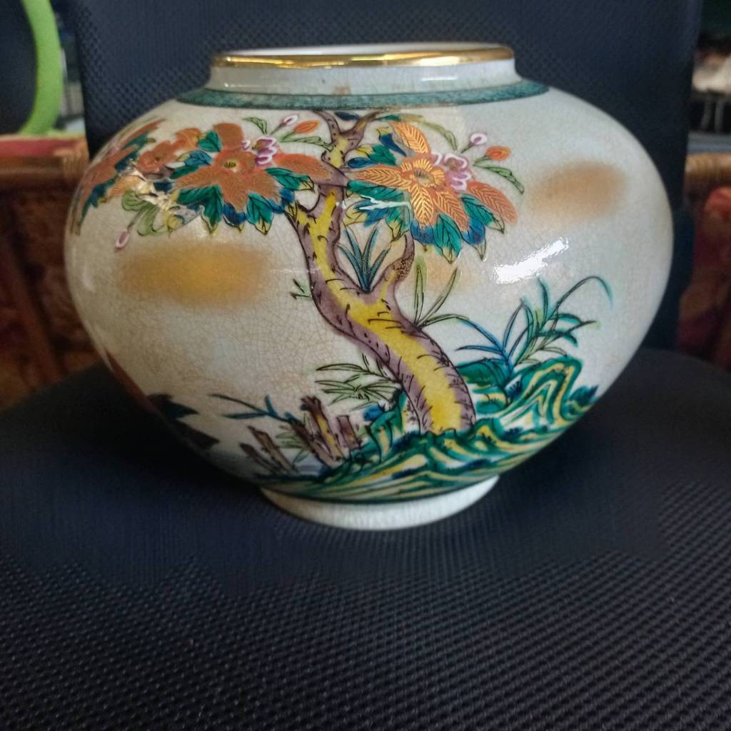 Kutani ware, vase  JAPANESE 1950 with floral and bird motifs, gold accents, 9th  ส.7" เส้นผ่าศูนย์กล