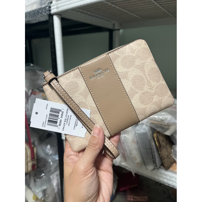 Coach cw854 กระเป๋าคล้องมือไซส์S ซิปเดียวค่ะ สีSand/Taupe ใหม่ล่าสุด สุดน่ารัก^^