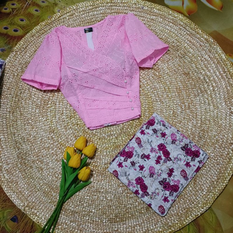 ชุดเซ็ทสามเมียนมาร์เสื้อฉลุลูกไม้สีสันมาคู่กับผ้าถุงลายดอกเงินปาเต๊ะจากเมียนมาร์สินค้างานตรงปกพร้อมส่งทั่วไทยค่ะ