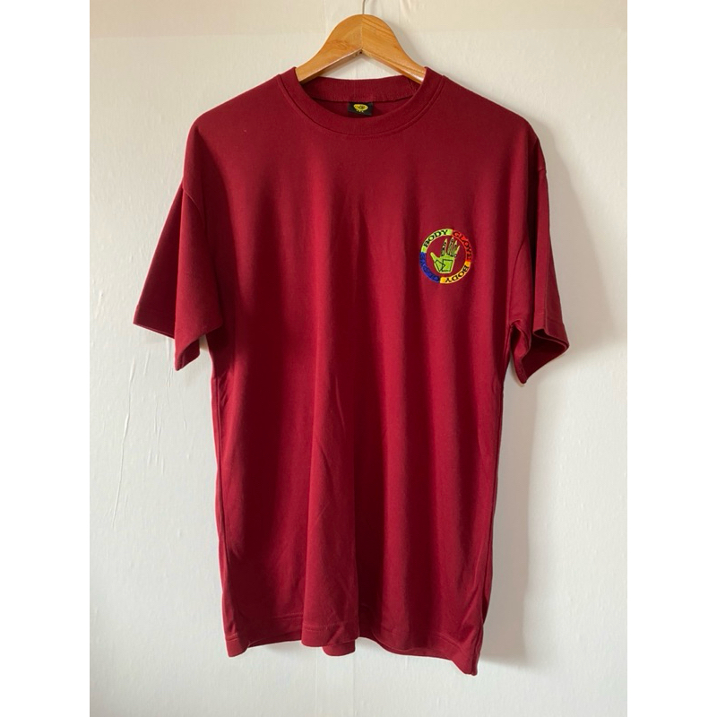 เสื้อยืดคอกลม สีแดงเลือดหมู Body grove ปักอก ป้ายครบ แท้💯 สวย ใหม่ สีสด ไม่มีตำหนิ ไม่ด่าง งานดี☁️