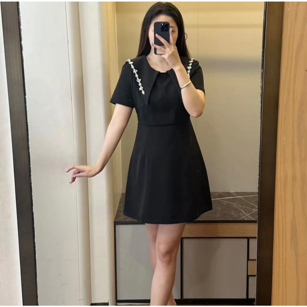 【ใหม่】 จัดส่งทันที M-4XL ชุดสาวอวบ ชุดเดรสสไตล์ฝรั่งเศส สีดำสวยหวานเดรสสั้น เรียบหรู ดูดีดูแพง ตกแต่งด้วยเพชร แฟชั่น