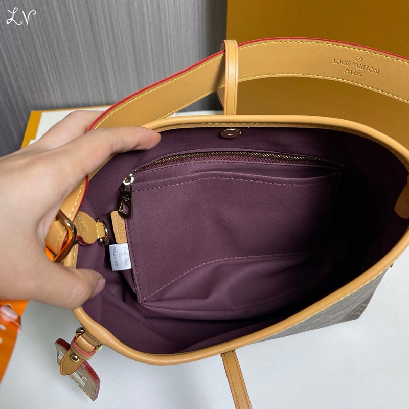 รุ่นใหม่ล่าสุดกระเป๋าถือและสะพายคางขนาด25cm 29cm สินค้างานไฮเอนด์หนังแท้สวยตรงปกพร้อมอุปกรณ์ครบ