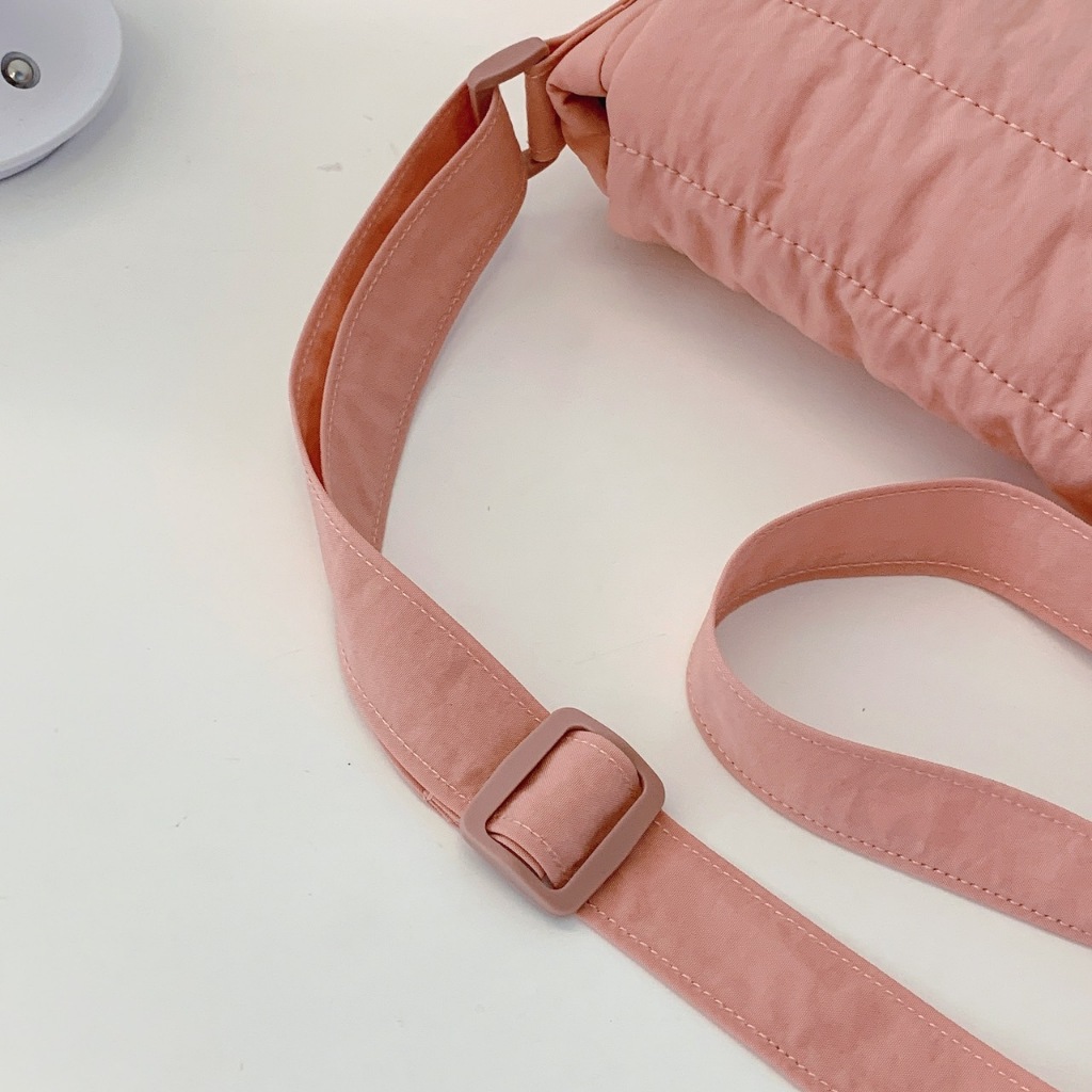 มาใหม่🔥🔥uniqlo มีป้ายห้อยยูนิโคล่ กระเป๋าสพายข้างสำหรับผู้หญิง สไตล์น่ารักๆ สีแบบมินิมอลมินใจ