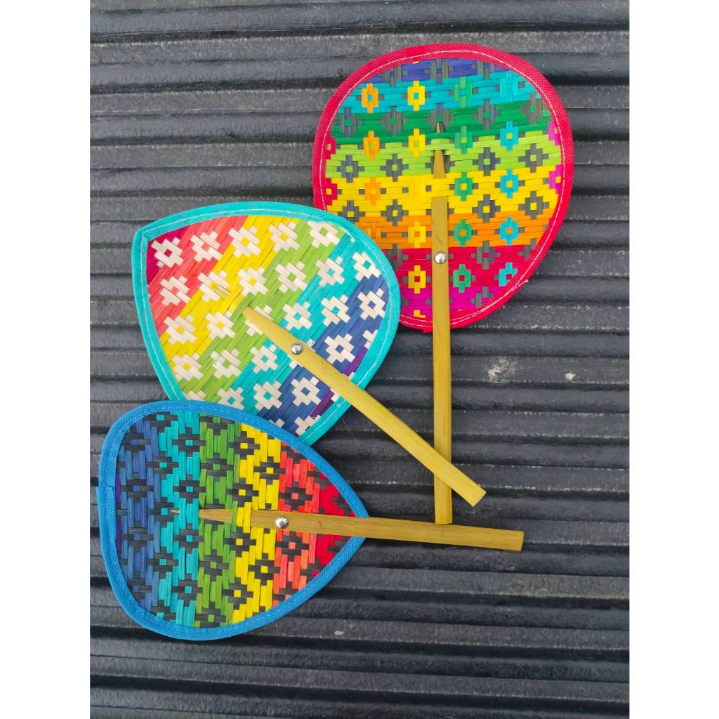 พัดสานไม้ไผ่ "สีรุ้ง" 5 สี+ (ตลปัด/ใบโพธิ์/หยดน้ำ) ขนาด 7 นิ้ว ลวดลาย โทนสี อาจมีความคลาดเคลื่อน