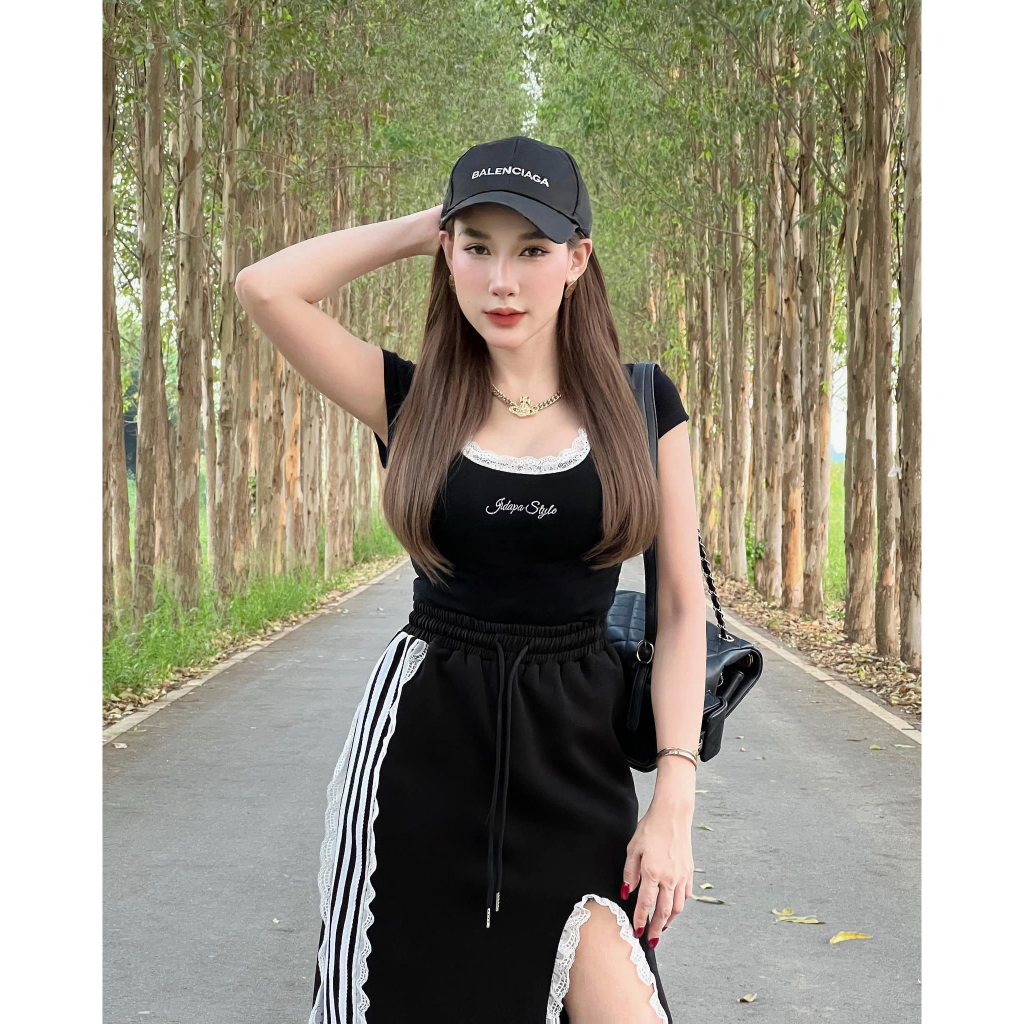 เซ็ตกระโปรงยาวผ้าวอร์ม มาพร้อมกับเสื้อครอปแต่งลูกไม้สีดำ งานตัดป้ายจิดาภา JIDAPA STYLE