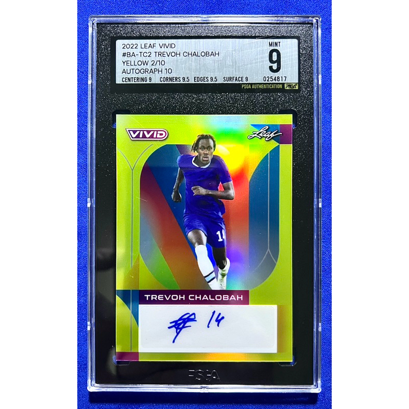 การ์ดเกรดลายเซ็นนักเตะ Trevoh Chalobah Yellow 2/10 Leaf Vivid Soccer 2022 เกรด PSGA ได้คะแนน 9