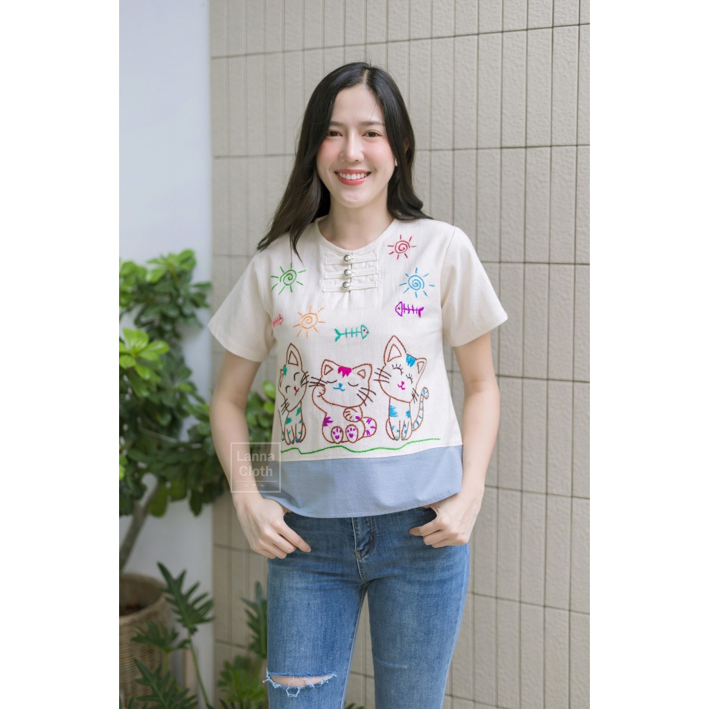 เสื้อผ้าฝ้าย งานปักมือ เสื้อปักแมวน้อย โด่ดเด่นไม่ซ้ำใคร กระดุมแกะได้ 3 เม็ด สีผ้าฝ้ายธรรมชาติ ต่อผ้าสีฟ้าเทา สีไม่ตก