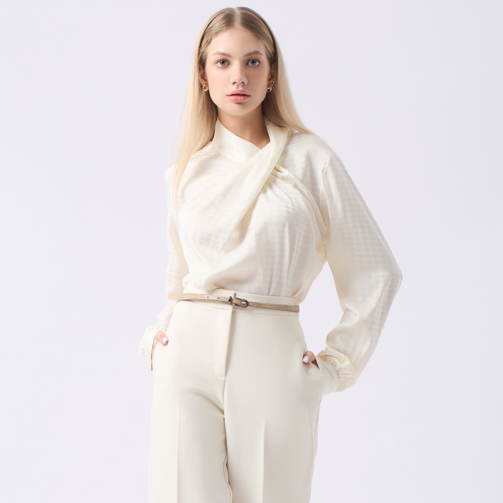 ESPADA เสื้อเบลาส์แขนยาวแต่งดีไซน์ปก ผู้หญิง สีงาช้าง | Jacquard Blouse with Drapping Collar Details | 04922