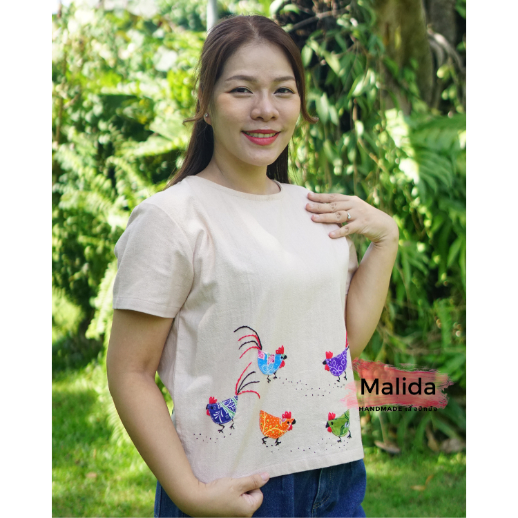 เสื้อผ้าฝ้ายร้อยเปอร์เซ็นต์สีน้ำตาลอ่อน ลายไก่งานปักมือของคนไทย Malidaเสื้อปักมือ