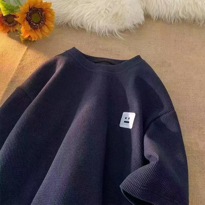 เสื้อยืดโลโก้หน้ายิ้มวาฟเฟิลแขนสั้นผู้ชาย แบรนด์อินเทรนด์เกาหลี อเนกประสงค์ ผู้ชายขนาดบวก