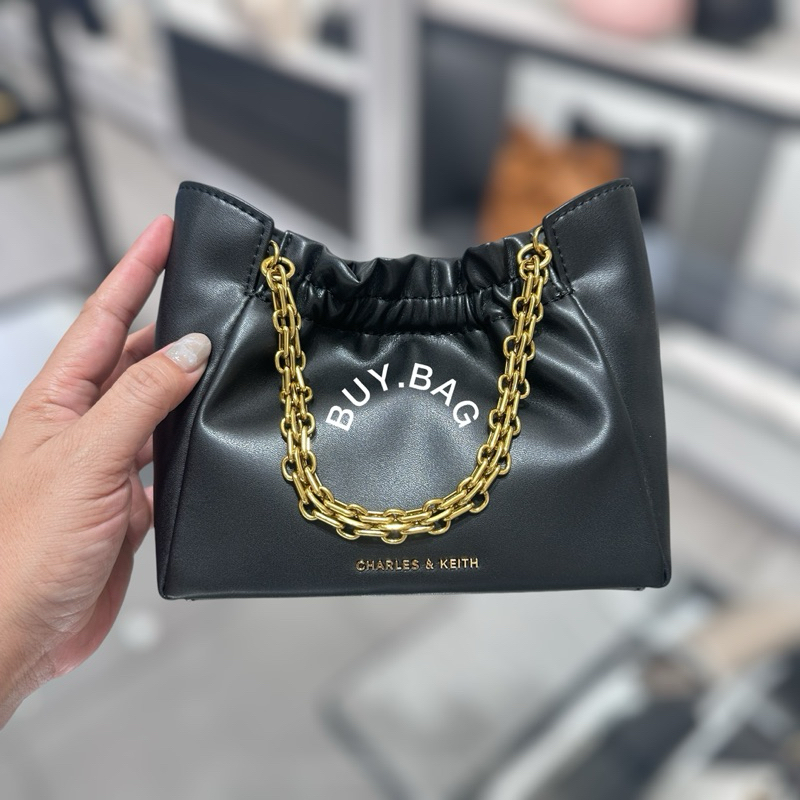 CHARLES & KEITH ( ใช้ส่วนลด30% ) CK2-20782466 กระเป๋าสะพายไหล่ดีเทลจับจีบย่นที่จับแบบโซ่รุ่น Brigette