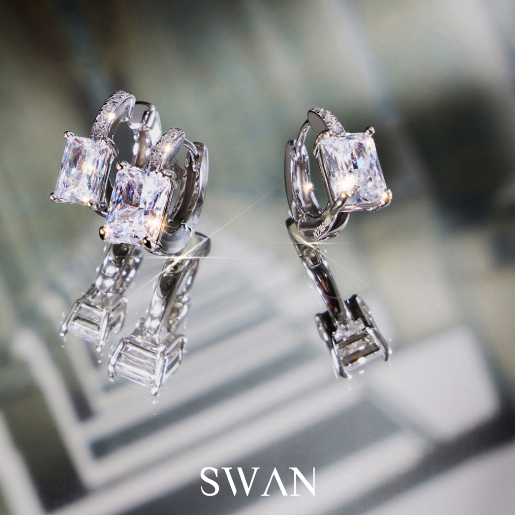 [ส่งด่วนฟรี]SWAN - MM Emerald Huggie Earring ต่างหูเงินแท้ ฝังเพชรคิวบิกเซอร์โคเนีย ดีไซน์เรียบหรู
